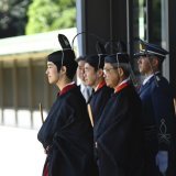 Le prince Hisahito a porté une coiffe traditionnelle symbolisant sa maturité, lors de la cérémonie officielle au palais impérial de Tokyo. KEYSTONE/AP/David Mareuil